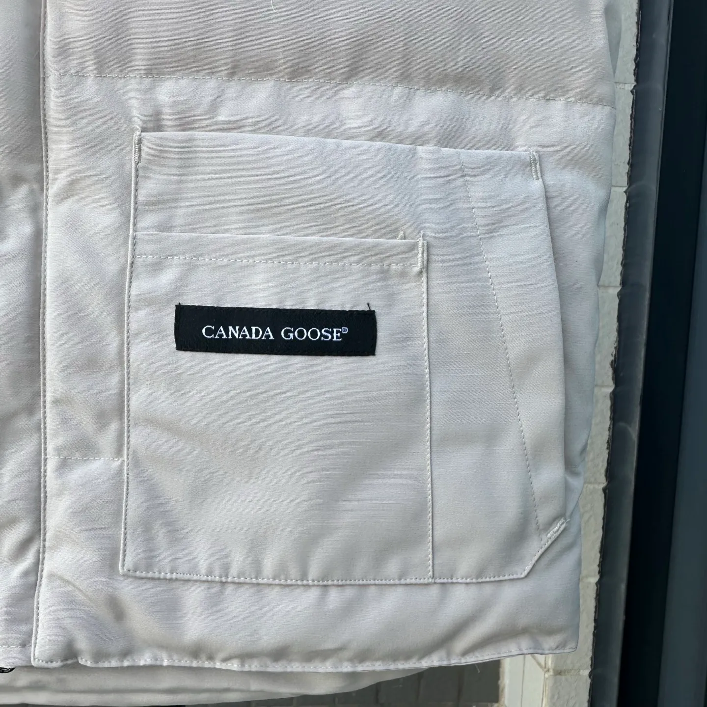 P380 Top real shot - Style number: TT119 Canada Goose has always been recognized as the warmest down jacket. Various Instagram celebrities, Internet celebrities, and celebrities often wear it for street photos. I make Canada Goose every year, but I still can't get rid of my love for the goose. No matter how cold the days are, there is no need to be afraid because of the care of the goose. The down vest is definitely a concave shape in autumn and winter. It is a trading company order model, exclusively launched! The purchase at the counter is the same as the genuine original clothes. Pay attention to the matching. There is velvet on the back collar, which is more warm. There is a zippered hidden pocket on the inside, and the genuine net pocket is synchronized inside. You need to compare the genuine products at any time. All the accessories are custom-made from the original factory. 1️⃣Fabric: Domestic exclusive Japanese original fabric with characteristics: waterproof, drill-proof, anti-fading, 24-count calendered woolen surface (waterproof level conforms to the ball raincoat level) 2️⃣Down: national standard 80 white duck down Supports identification (many on the market are 50 velvet and recharged in order) with better thermal insulation performance, light and not heavy, and good recovery of fluffiness after compression!  3️⃣Zipper: Original factory customized zipper with clear engraving and perfect texture. Original customized authentic YKK military-grade copper core zipper puller that can withstand hundreds of thousands of pulls. 4️⃣Embroidery: Imported new Behringer embroidery machine customized with 10,000-needle electric embroidery, full/three-dimensional/clear! 5️⃣: 400D high-density count liner fabric in the inner liner completely eliminates the problem of velvet leakage and velvet leakage. In the down woven category, there is no bragging. There is currently almost no one that can do better than us! Make an original product with care, so that every customer has the confidence to introduce it to his customers: This is the top replica version in China. A good product does not need too much soft text to set it off. Color: black, gray, off-white, size: Please note that slight color differences on the product are normal and will not be used as a reason for return or exchange. #Due to different monitor display pixels and external factors such as shooting lighting